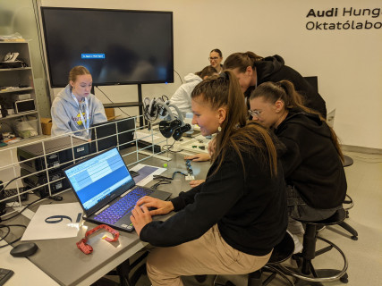 eszement lányok kisgaléria