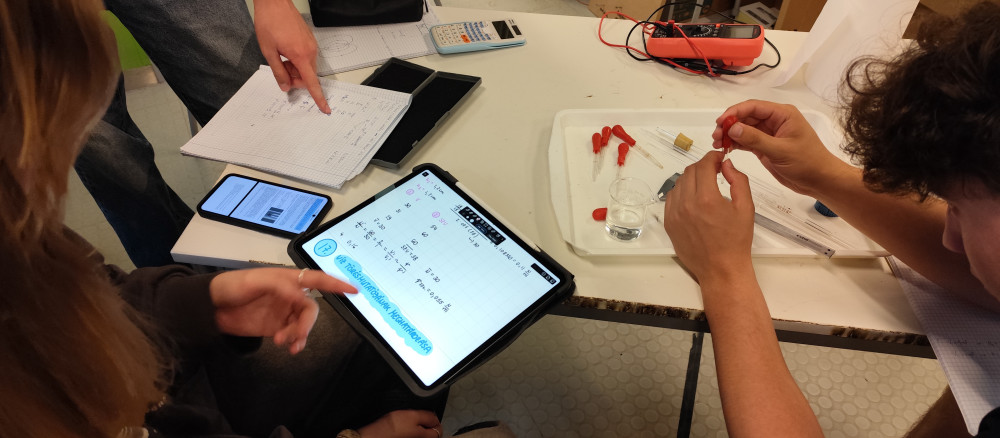 EMELT SZINTŰ FIZIKA ÉRETTSÉGI KÍSÉRLETEIRE (MÉRÉSEIRE) FELKÉSZÍTŐ SZAKKÖR