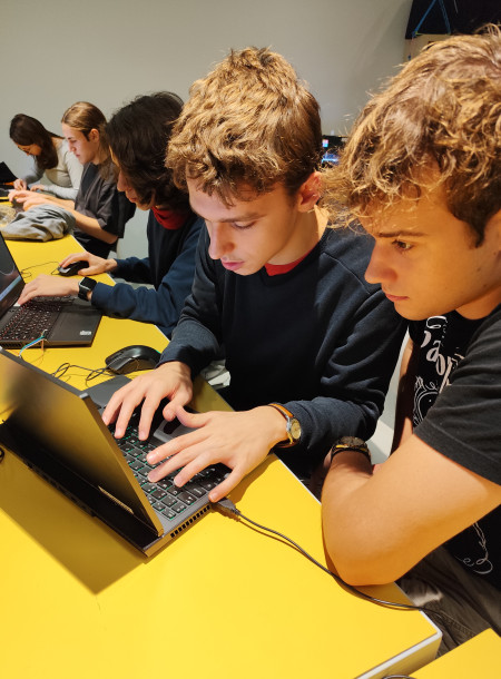 eSZement verseny, középiskolások a modern technológia szárnyán