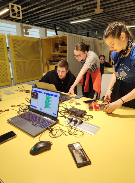 Szakképző iskolások digitális és természettudományos kompetenciáinak fejlesztése a Mobilisben