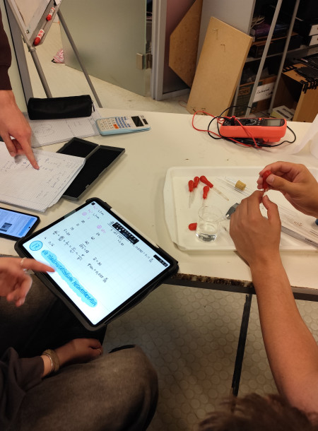 EMELT SZINTŰ FIZIKA ÉRETTSÉGI KÍSÉRLETEIRE (MÉRÉSEIRE) FELKÉSZÍTŐ SZAKKÖR